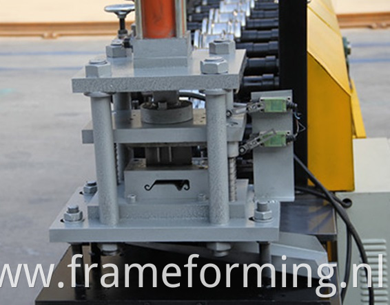 shearing system of shutter door machine